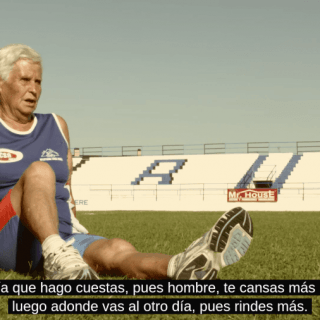 Mujer de 79 años practicando atletismo