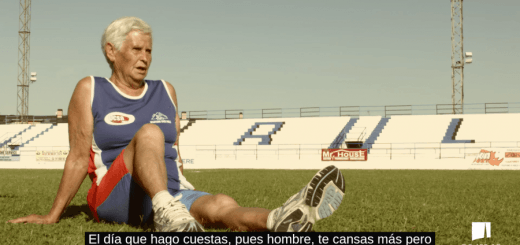 Mujer de 79 años practicando atletismo