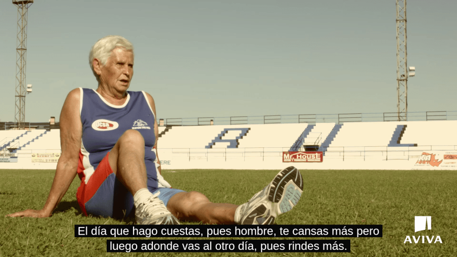 Mujer de 79 años practicando atletismo